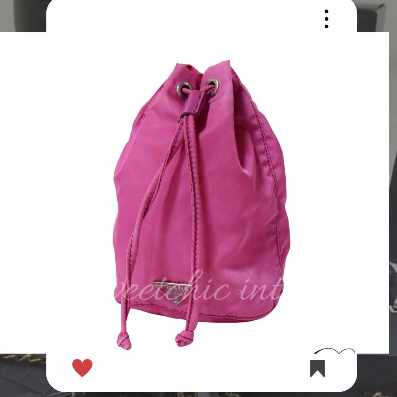 💖9 月新品上架 🔥 ✨經典款！ Prada Tessuto 降落傘小水桶包包 粉紅色 PRADA 降落傘包 中古托特鏈包-11