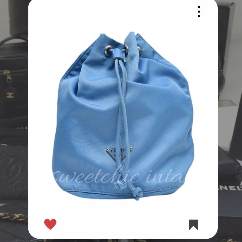 💖9 月新品上架 🔥 ✨經典款！ Prada Tessuto 降落傘小水桶包包 淺藍色 PRADA 降落傘包 中古托特鏈包-11