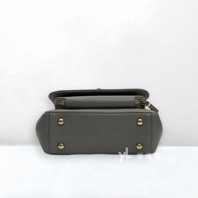 Chanel 灰荔枝牛皮淡金扣郵差斜背包A93749-5