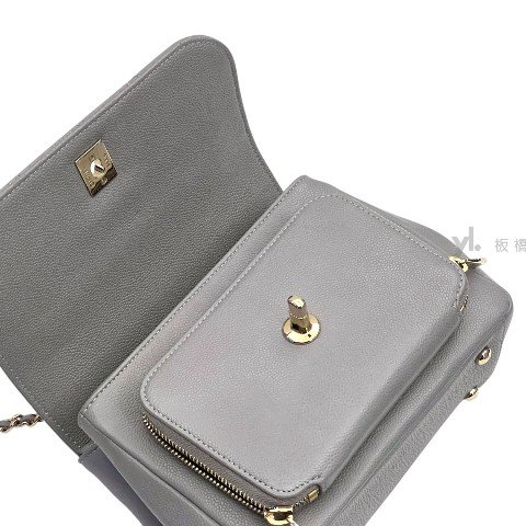 Chanel 灰荔枝牛皮淡金扣郵差斜背包A93749-6