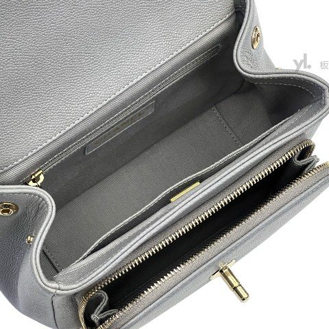 Chanel 灰荔枝牛皮淡金扣郵差斜背包A93749-7