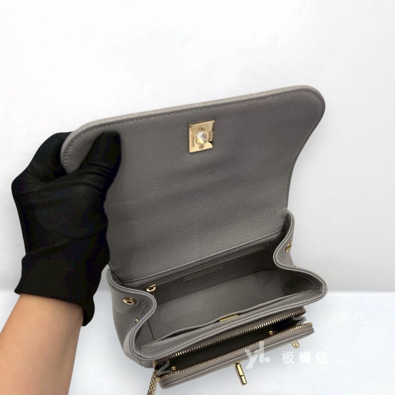 Chanel 灰荔枝牛皮淡金扣郵差斜背包A93749-8