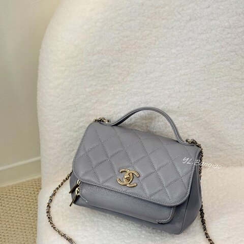 Chanel 灰荔枝牛皮淡金扣郵差斜背包A93749