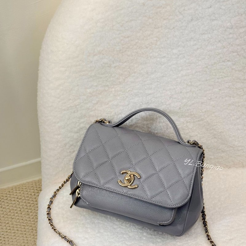 Chanel 灰荔枝牛皮淡金扣郵差斜背包A93749-0