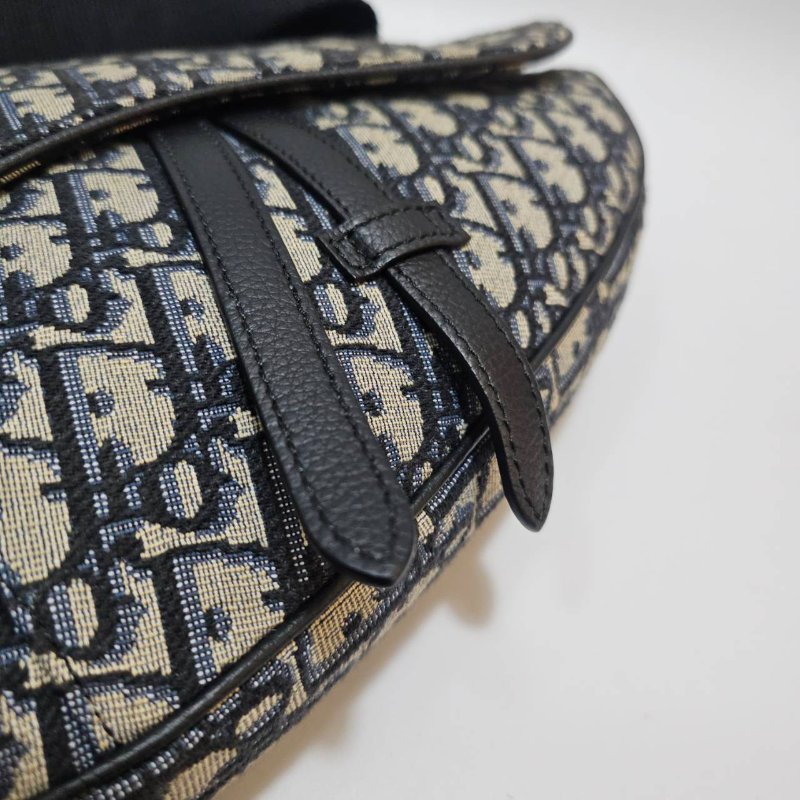 Dior 藍緹花黑皮邊黑釦下蓋馬鞍胸包1ADPO093YKY_H28E-7