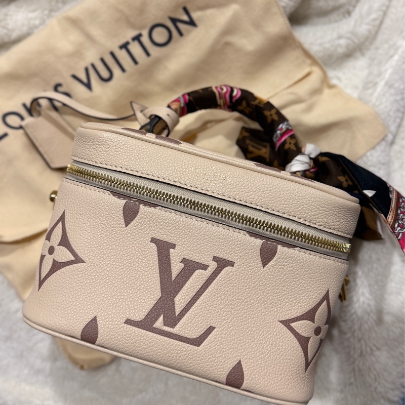 Louis Vuitton Lv Vanity 系列奶昔白化妝包 絲帶-0