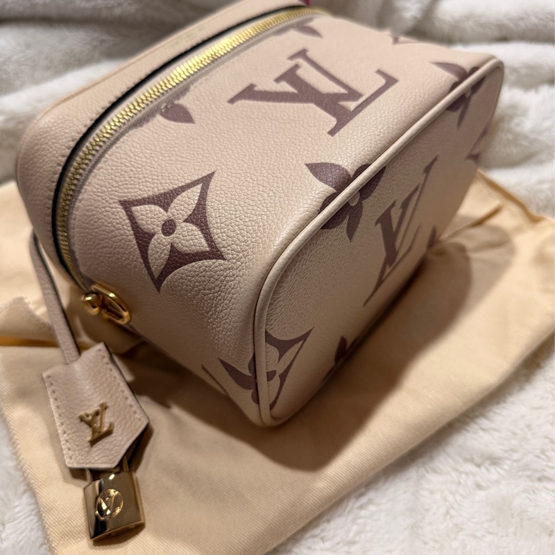 Louis Vuitton Lv Vanity 系列奶昔白化妝包 絲帶-1