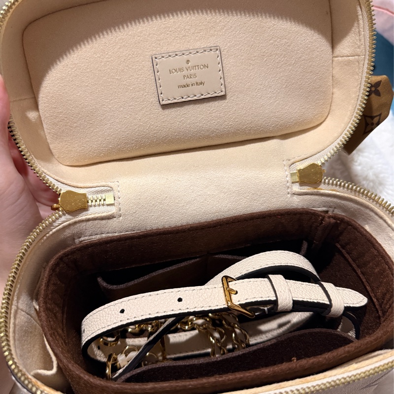 Louis Vuitton Lv Vanity 系列奶昔白化妝包 絲帶-2