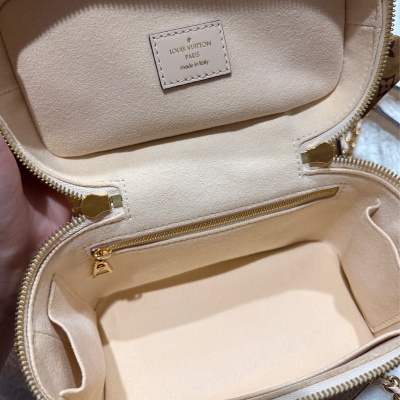 Louis Vuitton Lv Vanity 系列奶昔白化妝包 絲帶-3