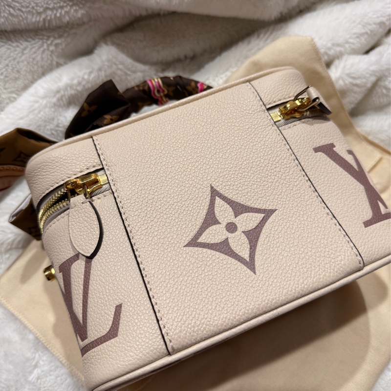 Louis Vuitton Lv Vanity 系列奶昔白化妝包 絲帶-4