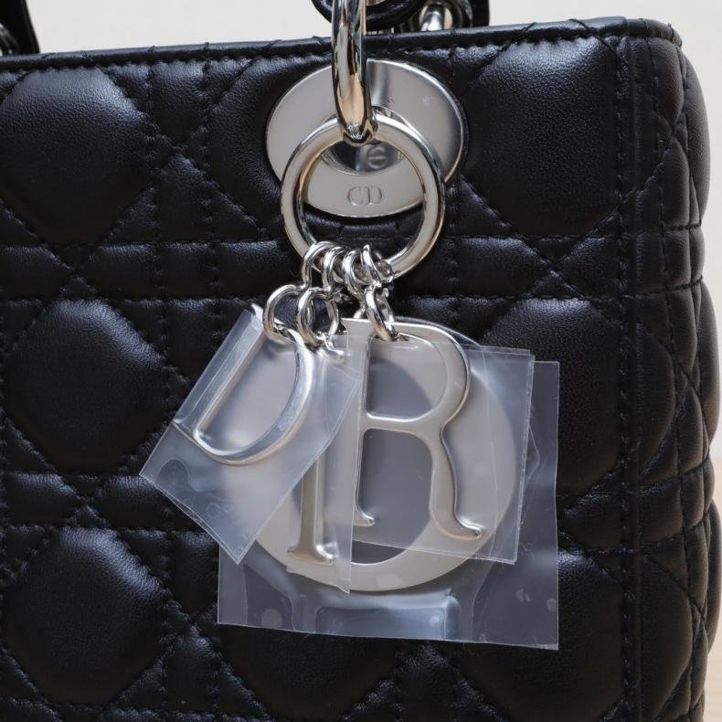 Lady Dior 戴妃包 四格 徽章肩帶 黑色 皮革S 銀釦 2016-5