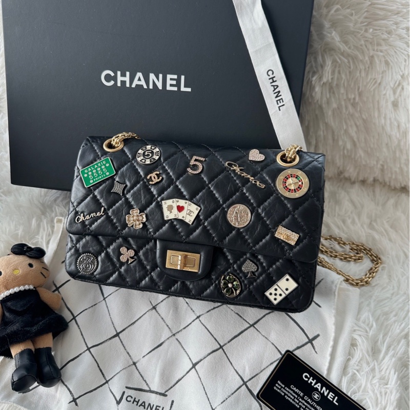 香奈兒 Chanel 2.55 16p 徽章 賭神系列 牛皮 中號 黑色 單肩 斜挎-0