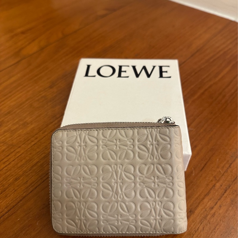 LOEWE 杏仁色滿版壓紋拉鍊短夾-0