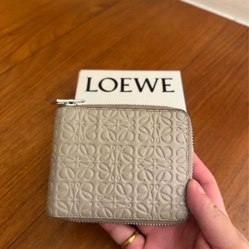 LOEWE 杏仁色滿版壓紋拉鍊短夾-1