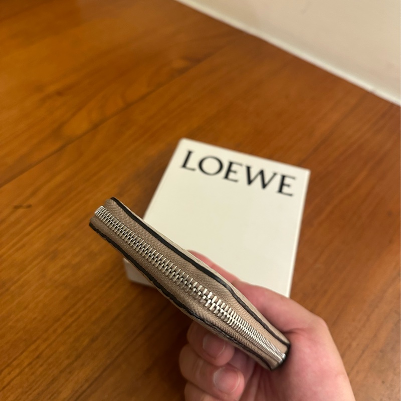 LOEWE 杏仁色滿版壓紋拉鍊短夾-5