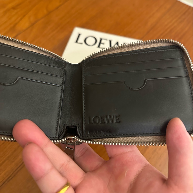 LOEWE 杏仁色滿版壓紋拉鍊短夾-12