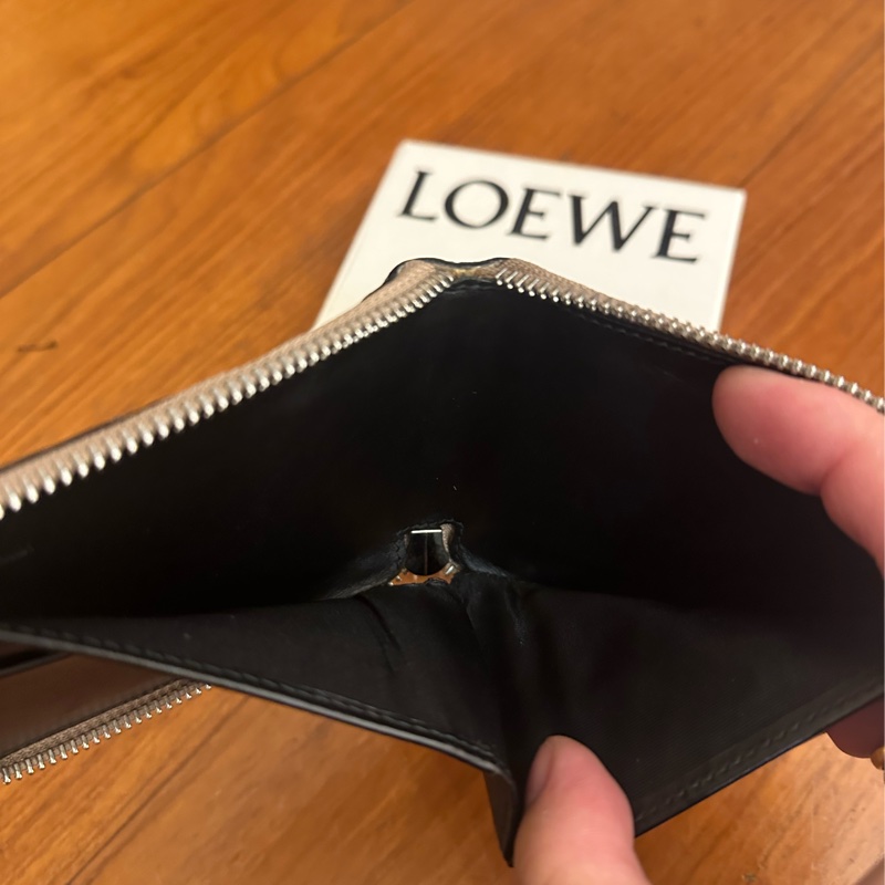 LOEWE 杏仁色滿版壓紋拉鍊短夾-13