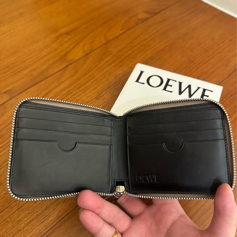 LOEWE 杏仁色滿版壓紋拉鍊短夾-16