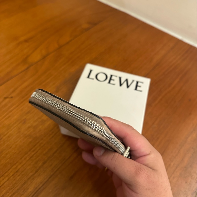 LOEWE 杏仁色滿版壓紋拉鍊短夾-17