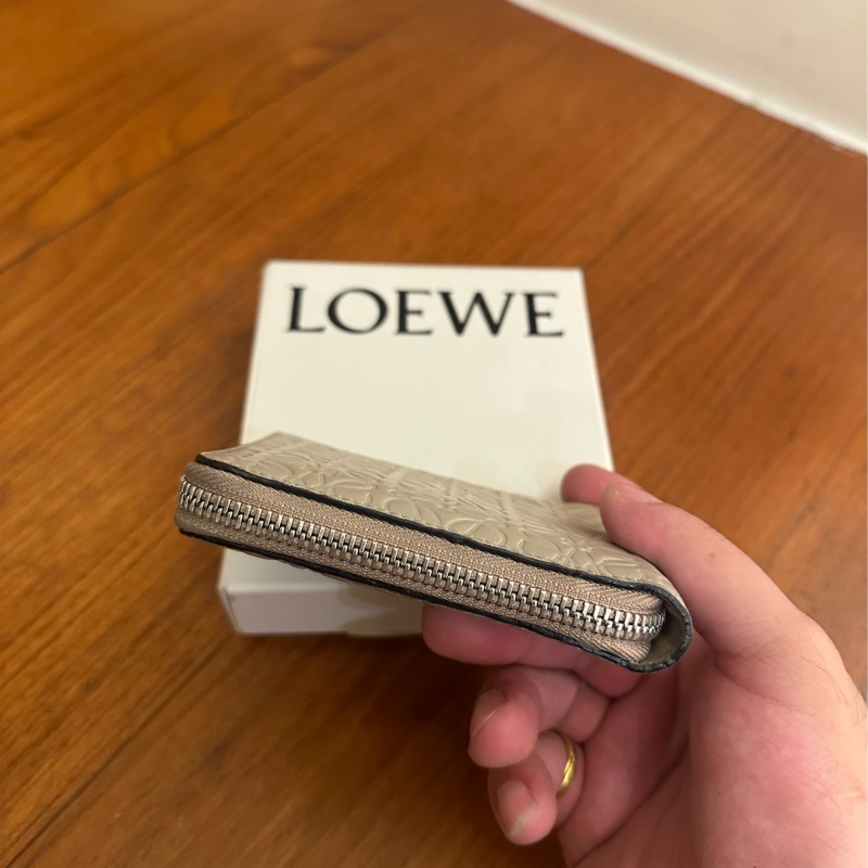 LOEWE 杏仁色滿版壓紋拉鍊短夾-19