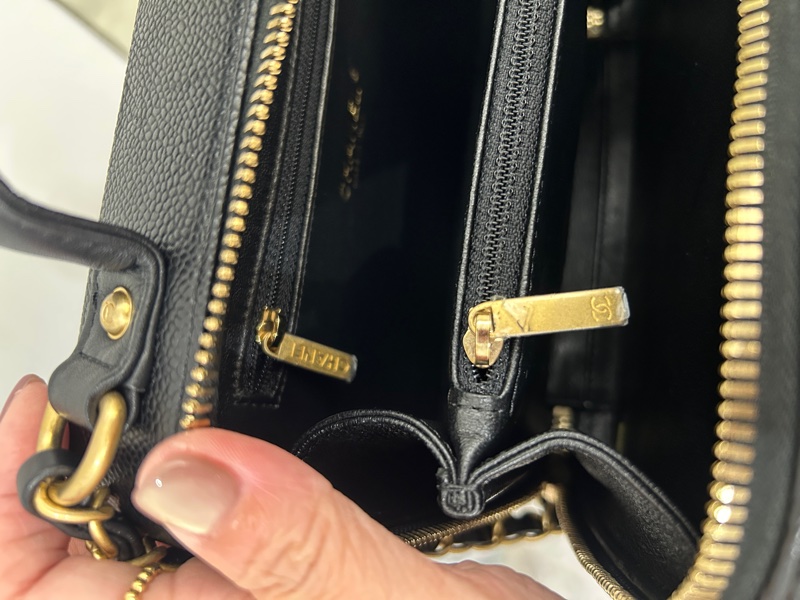 Chanel 黑荔枝Vanity case浮雕logo手提斜背化妝箱包-9