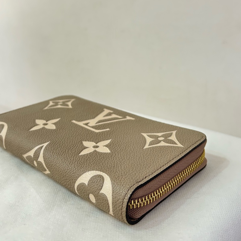 LV(M)斑鳩灰壓紋長夾-5