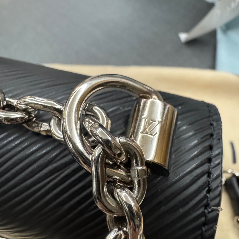 LV Twist PM小型鏈帶包（黑銀水波紋）-4