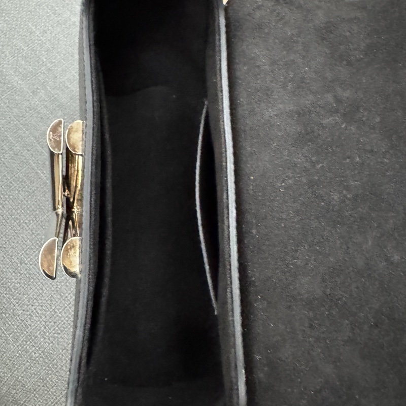 LV Twist PM小型鏈帶包（黑銀水波紋）-16