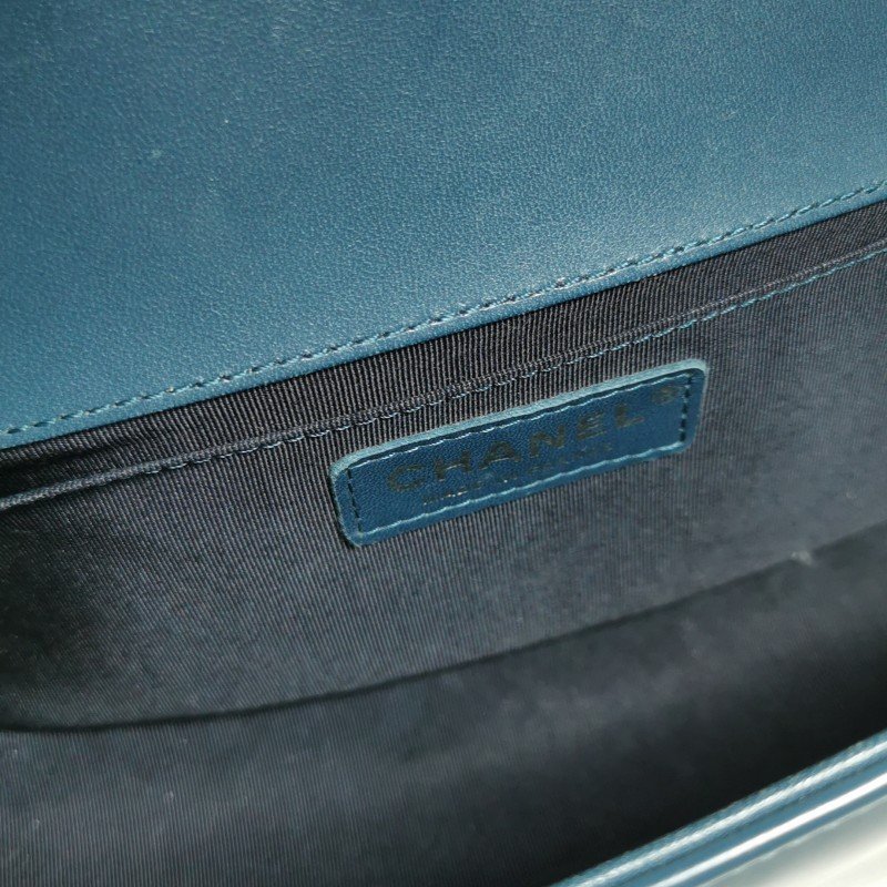 Chanel Leboy 季節限定款 中號 牛皮 純色 方形 雙C 鎖扣 單肩包-10