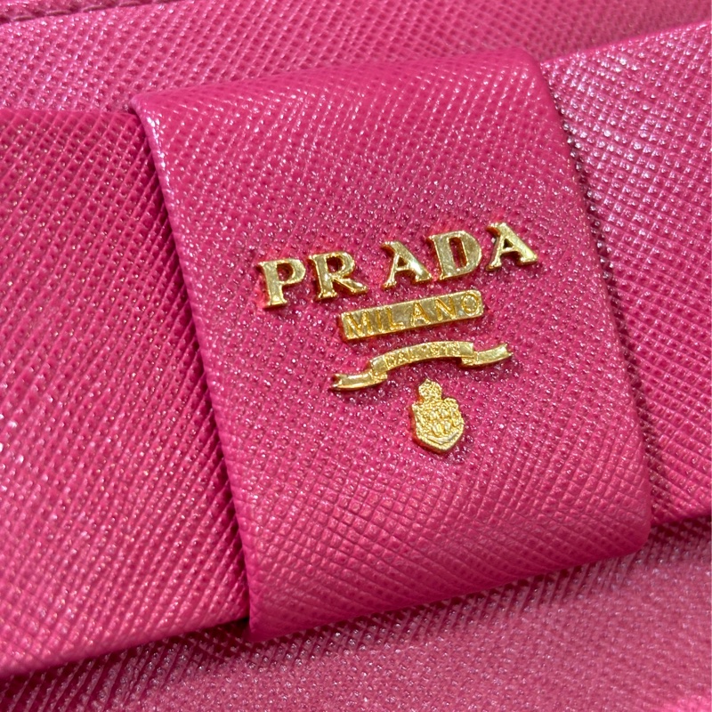 PRADA 1ML506 桃紅色 牛皮 荔枝皮 蝴蝶結 拉鍊夾 零錢包 LOGO 長夾 皮夾-4