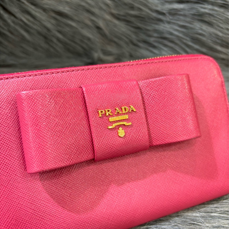 PRADA 1ML506 桃紅色 牛皮 荔枝皮 蝴蝶結 拉鍊夾 零錢包 LOGO 長夾 皮夾-5