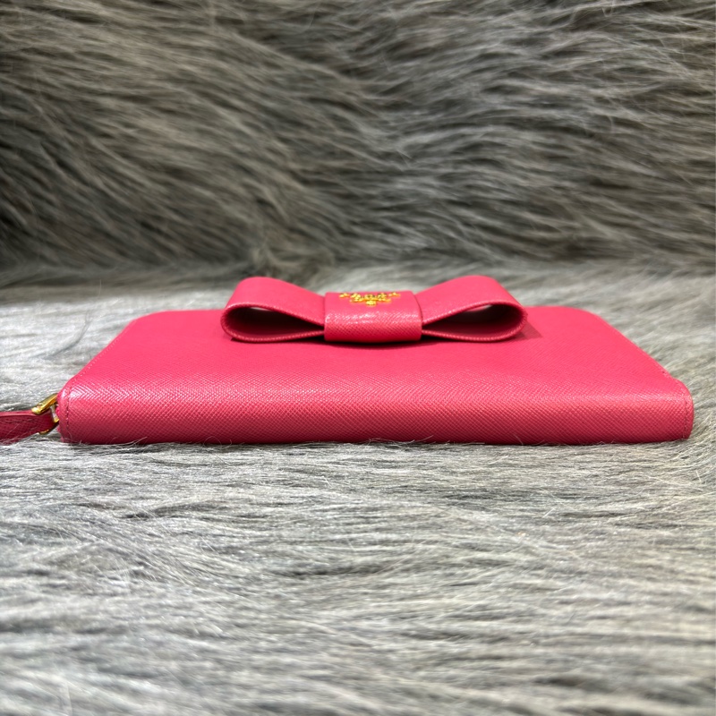 PRADA 1ML506 桃紅色 牛皮 荔枝皮 蝴蝶結 拉鍊夾 零錢包 LOGO 長夾 皮夾-6
