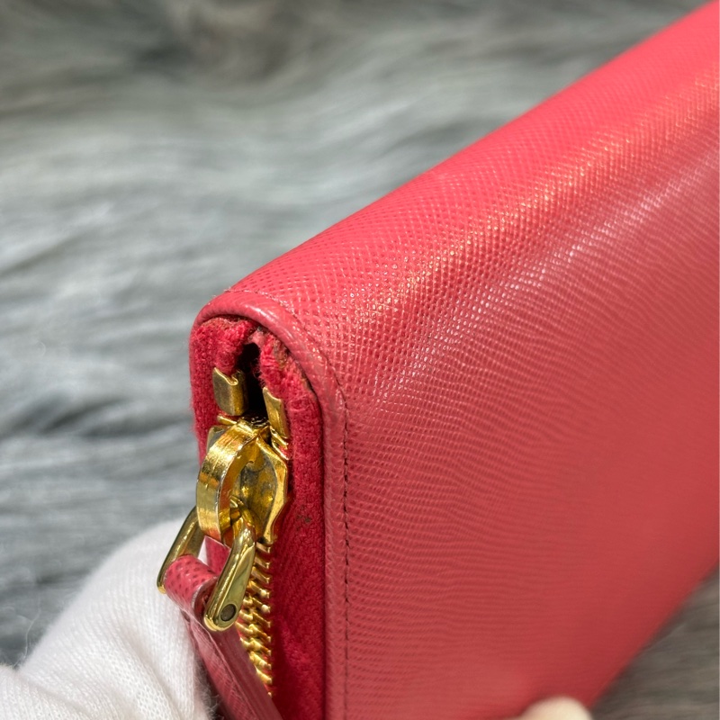 PRADA 1ML506 桃紅色 牛皮 荔枝皮 蝴蝶結 拉鍊夾 零錢包 LOGO 長夾 皮夾-9