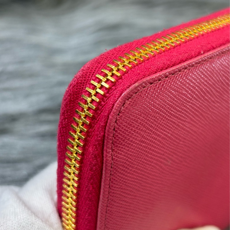 PRADA 1ML506 桃紅色 牛皮 荔枝皮 蝴蝶結 拉鍊夾 零錢包 LOGO 長夾 皮夾-15