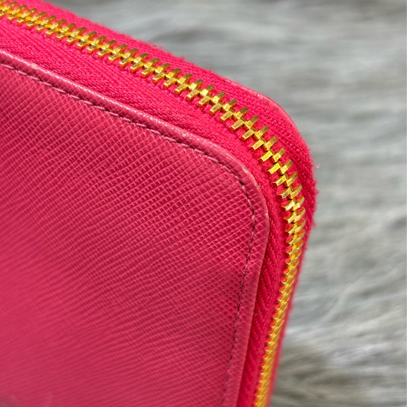 PRADA 1ML506 桃紅色 牛皮 荔枝皮 蝴蝶結 拉鍊夾 零錢包 LOGO 長夾 皮夾-16