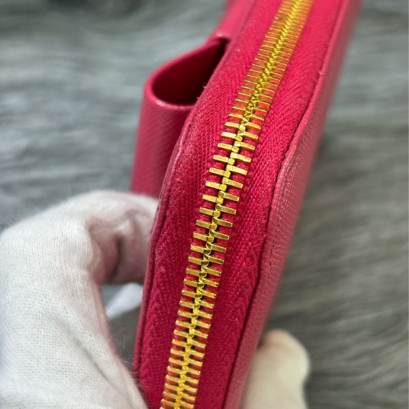 PRADA 1ML506 桃紅色 牛皮 荔枝皮 蝴蝶結 拉鍊夾 零錢包 LOGO 長夾 皮夾-17