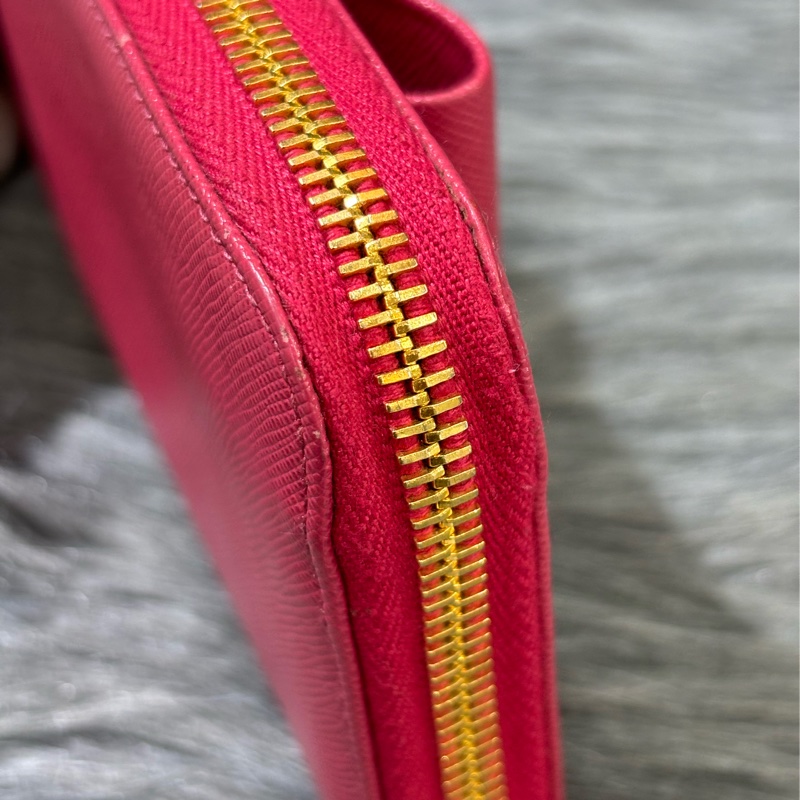 PRADA 1ML506 桃紅色 牛皮 荔枝皮 蝴蝶結 拉鍊夾 零錢包 LOGO 長夾 皮夾-18