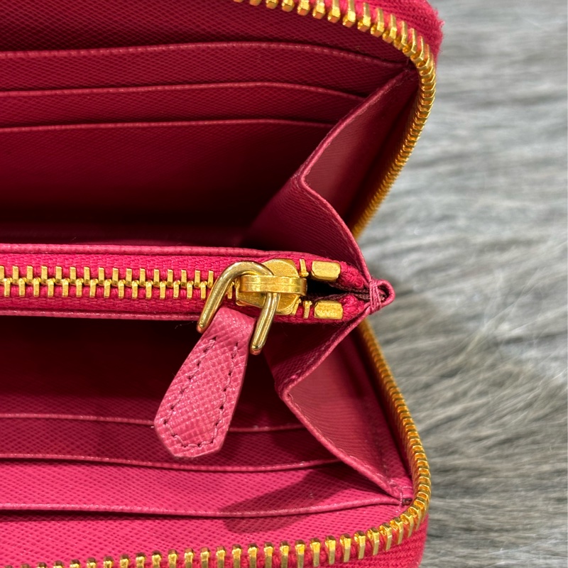 PRADA 1ML506 桃紅色 牛皮 荔枝皮 蝴蝶結 拉鍊夾 零錢包 LOGO 長夾 皮夾-20