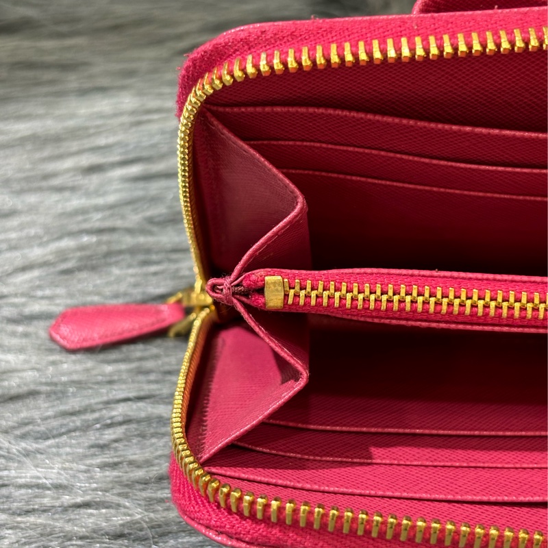 PRADA 1ML506 桃紅色 牛皮 荔枝皮 蝴蝶結 拉鍊夾 零錢包 LOGO 長夾 皮夾-21