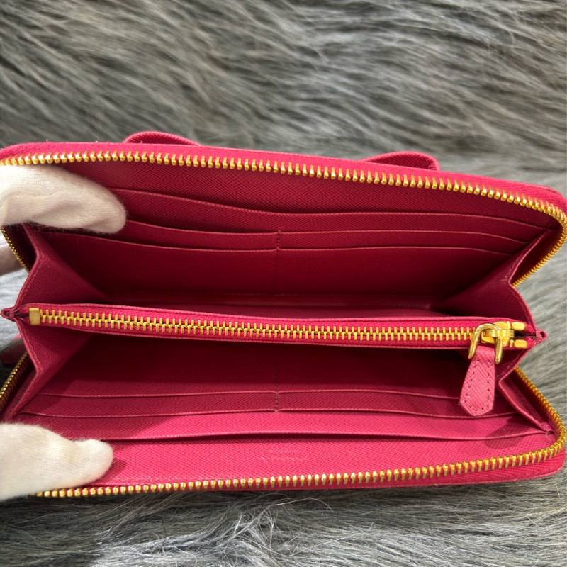 PRADA 1ML506 桃紅色 牛皮 荔枝皮 蝴蝶結 拉鍊夾 零錢包 LOGO 長夾 皮夾-22