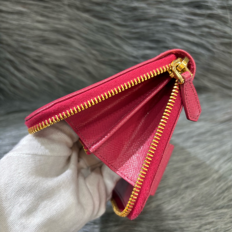 PRADA 1ML506 桃紅色 牛皮 荔枝皮 蝴蝶結 拉鍊夾 零錢包 LOGO 長夾 皮夾-24