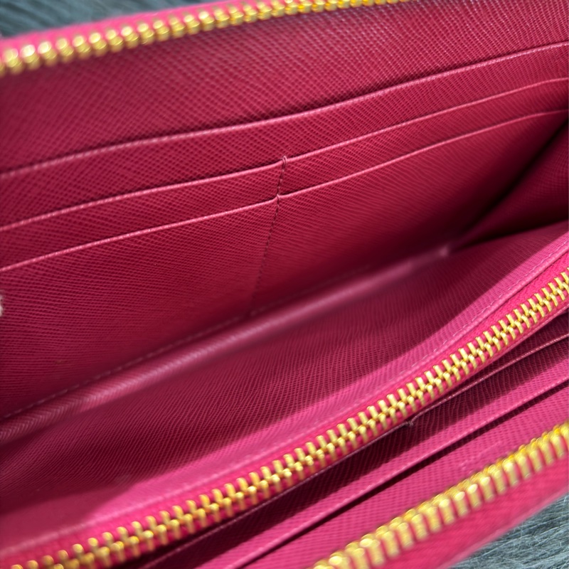 PRADA 1ML506 桃紅色 牛皮 荔枝皮 蝴蝶結 拉鍊夾 零錢包 LOGO 長夾 皮夾-25