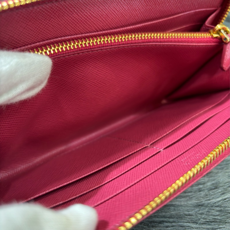 PRADA 1ML506 桃紅色 牛皮 荔枝皮 蝴蝶結 拉鍊夾 零錢包 LOGO 長夾 皮夾-26