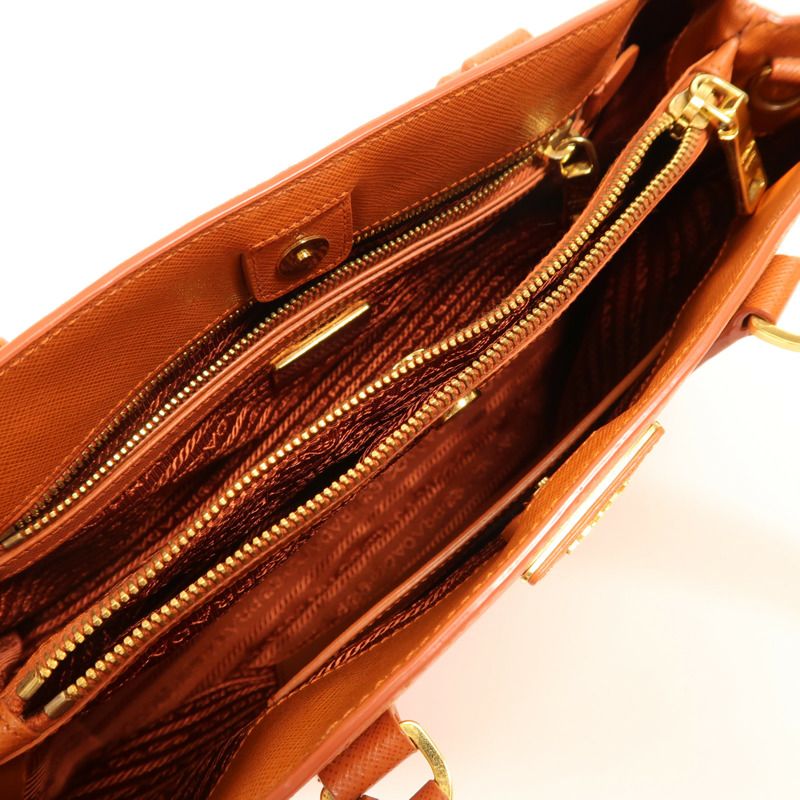 PRADA 牛皮皮革Saffiano Lux金扣手挽肩背兩用袋-9