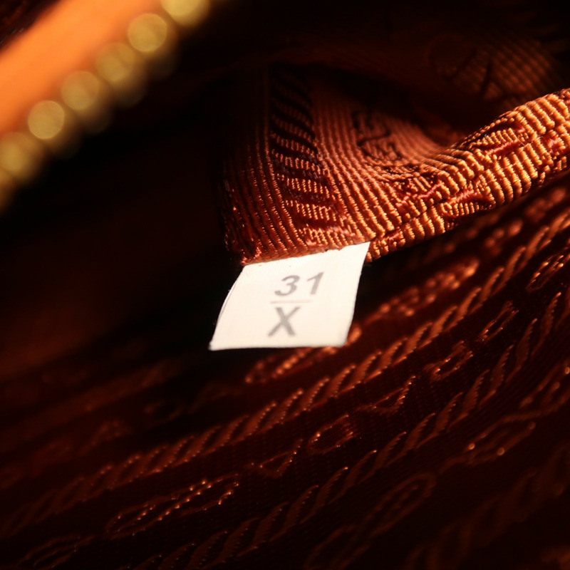 PRADA 牛皮皮革Saffiano Lux金扣手挽肩背兩用袋-11