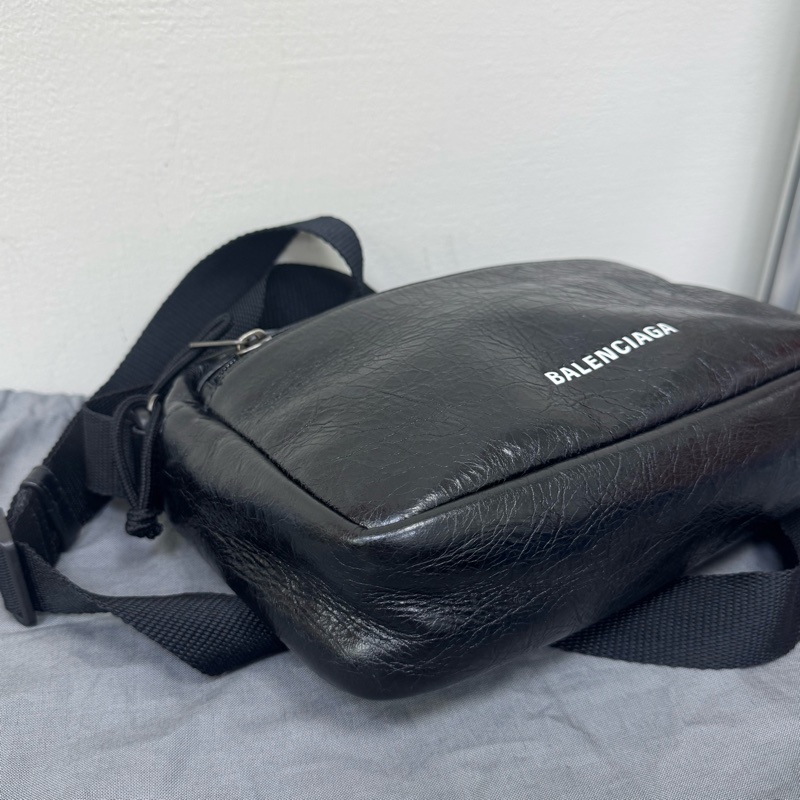 Balenciaga 經典斜背相機包-8