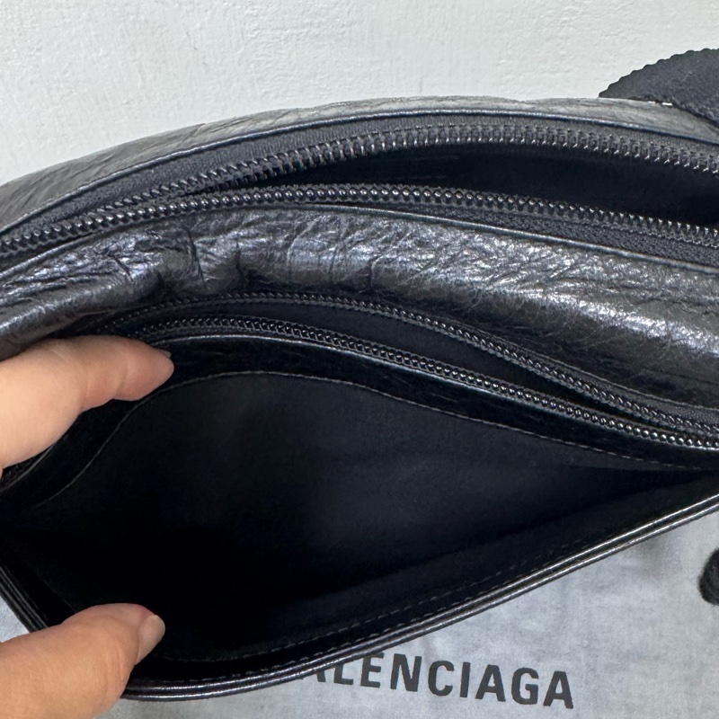 Balenciaga 經典斜背相機包-13