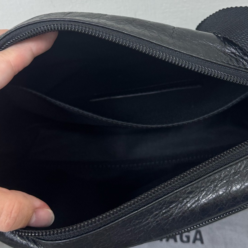 Balenciaga 經典斜背相機包-14