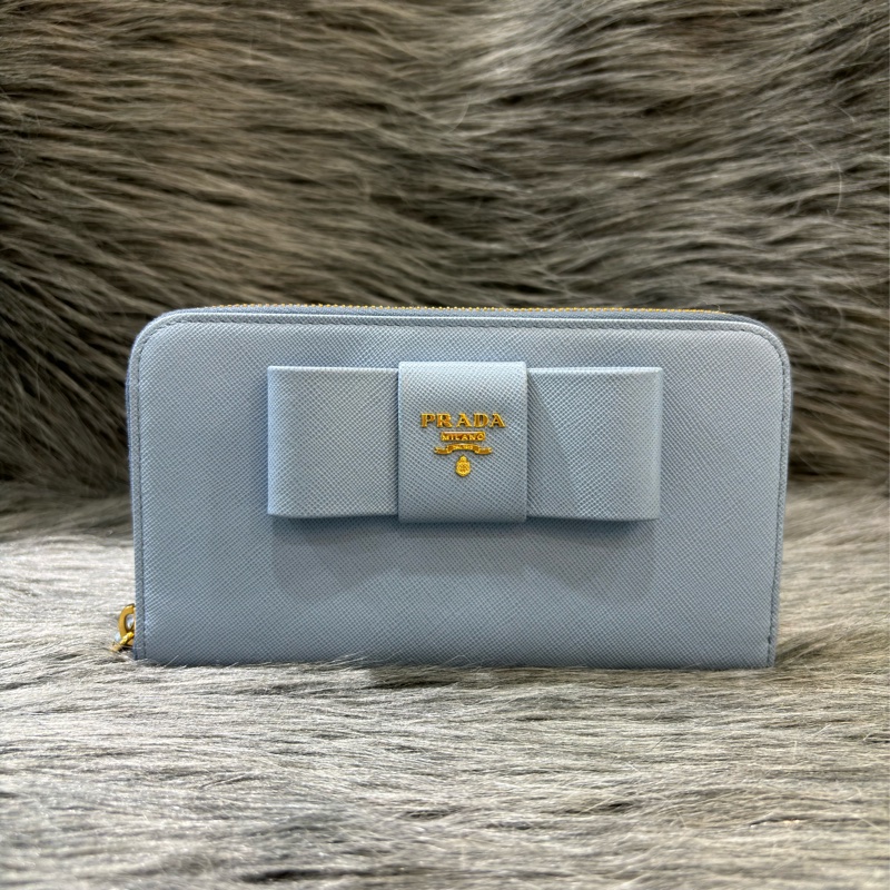 PRADA 1M0506 粉藍色 牛皮 蝴蝶結 拉鍊 零錢 信用卡 包 長夾 皮夾 錢包-0