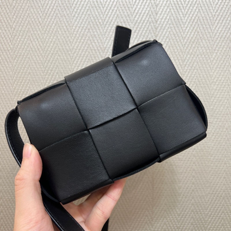 BV 黑羊皮大編織mini斜背包-8